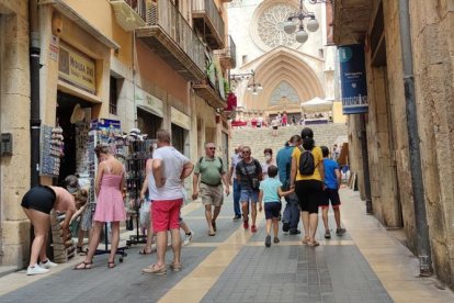 Imagen de archivo de turistas nacionales y extranjeros en la calle Major de Tarragona.