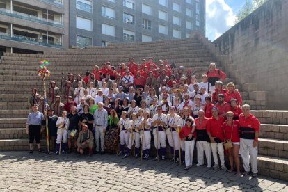 Los Minyons, los Diables, el Ball de Gitanes, los Pastorets y el Ball de Bastons de l'Arboç en Vitoria.