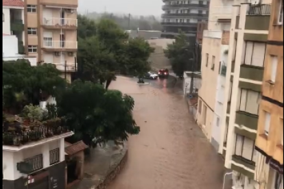 Varias calles en l'Ampolla se ha inundado a causa de la lluvia.