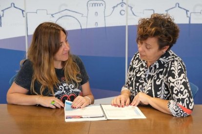 La concejala de Salud e Igualdad, Gemma Balanyà, con la técnica de Salut, Gracia Carmona.