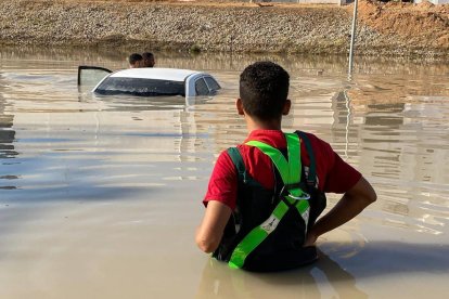 Los equipos de emergencia de Media Luna Roja responden a las devastadoras inundaciones que arrasaron el noreste de Libia