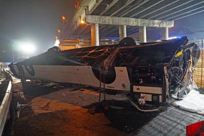 Los restos del autobús que cayeron de un paso superior a las vías del tren en Mestre, cerca de Venecia.