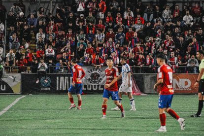 Los jugadores del CD Teruel con los aficionados del Frente Mudéjar animándoles esta temporada.