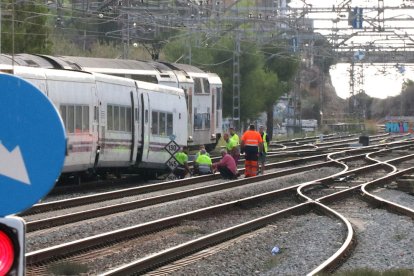 Talgo descarrilado en la entrada de la estación de Vilanova y operarios trabajando para resolver el averia.