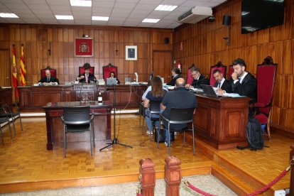 Tres acusats de prevaricació i malversació cabals públics, entre ells l'exalcalde de Roda de Berà Pedro José Figueiredo, a la sala durant el judici celebrat a l'Audiència de Tarragona.