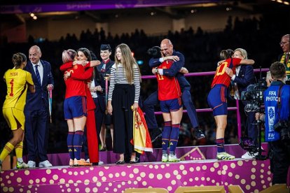 Una de las fotografías aportadas por la RFEF de la celebración entre Rubiales y Hermoso.