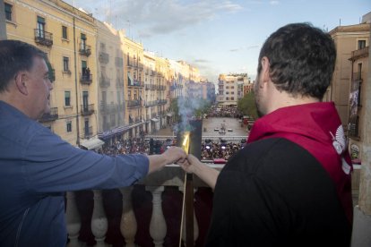 L'alcalde, el Perpetuador i la consellera de Festes, han encès la metxa des del balcó, per fer esclatar els Onze Morters de Santa Tecla