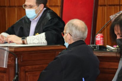 Christian Arson, el segundo acusado de formar parte de una red de pornografía infantil, destapada en 2015 en Tortosa, en el banquillo de los acusados en la Audiencia de Tarragona, donde declara el último día de juicio.