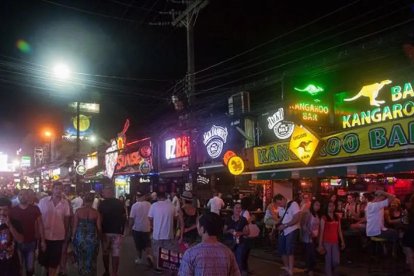 Imagen de una calle en Patong, provincia de Phuket, Tailandia.