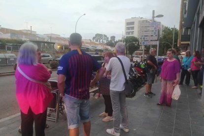 Vecinos y propietarios afectados frente al bar con la gente atrapada dentro.