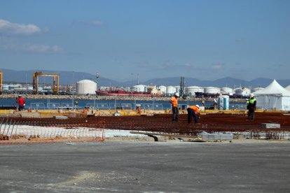 Varios operarios trabajando en obras para construir la nueva terminal de cruceros del puerto de Tarragona.