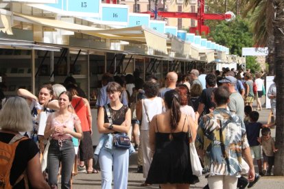 Gente paseando por La Setmana del Llibre en Català.