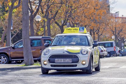 Imatge d'arxiu d'unes pràctiques de conduir amb el cotxe d'una autoescola de Tarragona.