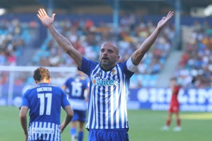 El davanter referència de la Ponferradina, Yuri, celebrant el doblet contra l'Osasuna Promesas.