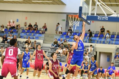 El jugador del CBT Baptiste Chazelas durant el duel de Lliga Catalana contra l'Hospitalet.