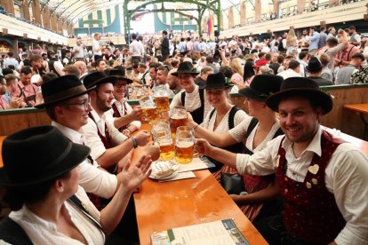 isitantes disfrutan de la cerveza durante la 188 edición del tradicional Oktoberfest, festival que se nace en la Bavaria alemana, cuya capital es Munich