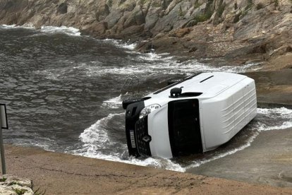 La furgoneta bolcada a Begur que s'ha trobat amb farcells de droga al maleter.