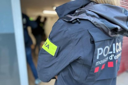 Una agente de los Mossos en su dispositivo contra el tráfico de droga a través de máquinas expendedoras ubicadas en establecimientos comerciales que la policía lleva a cabo en el Maresme.