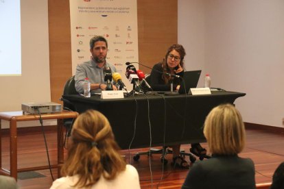 El director de la Mesa del Tercer Sector Social de Cataluña, Roger Civit, y la responsable de políticas de fortalecimiento, Patrícia Casanueva, durante la presentación del barómetro en Tarragona.