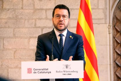 El president de la Generalitat, Pere Aragonès, en la roda de premsa després de reunir-se amb el ministre president de Baden-Württemberg, Winfried Kretschmann, ahir en el Palau de la Generalitat.