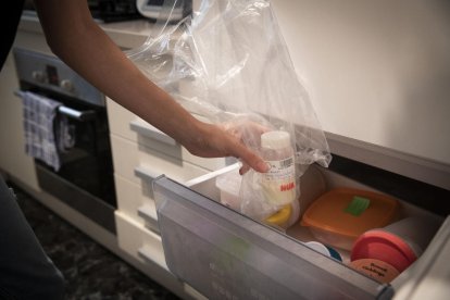 Las donantes se quitan la leche a casa, la congelan y avisan al Banco de Leche de cuándo pueden ir a buscarla.