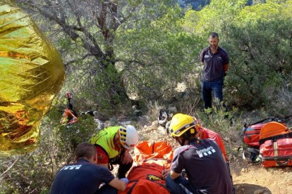 Los equipos de emergencias atendiendo al ciclista malherido.