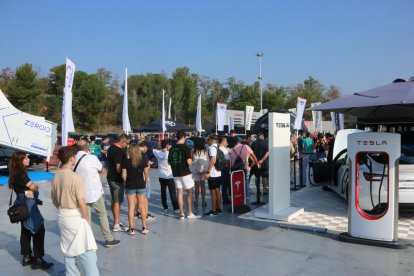 Largas colas para poder probar los vehículos eléctricos en el Circuit de Catalunya durante el e-Mobility Experience.