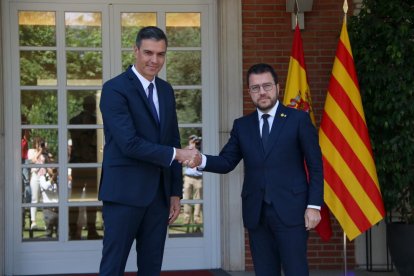 Pedro Sánchez i Pere Aragonès se saluden a l'arribada del president de la Generalitat al Palau de la Moncloa.