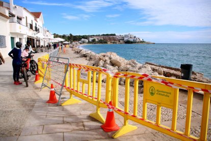 Imatge de l'actuació d'emergència al passeig marítim d'Altafulla.