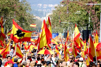 Una muchedumbre de banderas españolas en la manifestación contra la amnistía en el Passeig de Gràcia.