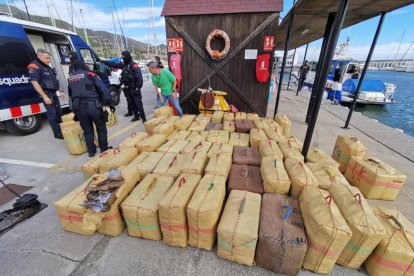 Haixix interceptat pels Mossos en una embarcació al Port Ginesta de Sitges.