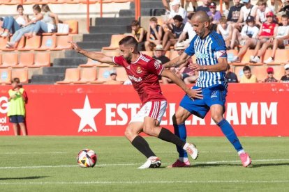 Borja Martínez con l'esfèric sota la pressió de Yuri.