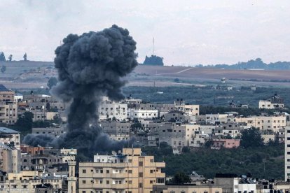 El humo aumenta en el barrio de Al-Shejaeiya después de un ataque aéreo israelí en el este de la ciudad de Gaza.