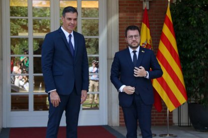 Pedro Sánchez y Pere Aragonès a la llegada del presidente de la Generalitat al Palacio de la Moncloa.