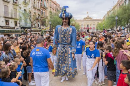 El Seguici Petit demostró ayer, un año más, que son capaces de tomar las riendas de las fiestas de Santa Tecla y hacer disfrutar la ciudad, que bailó al ritmo de los tarraconenses más pequeños.