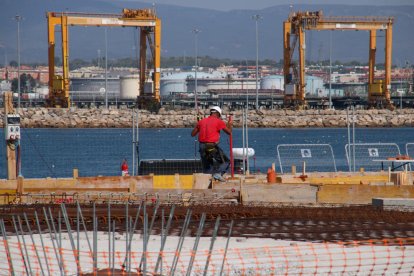 Un trabajador que trabaja en las obras para construir la nueva terminal de cruceros del puerto de Tarragona.