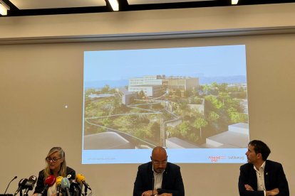 La delegada de Salud, Íngrid Roca, el delegado del Govern, Albert Salvadó, y el alcalde de Tortosa, Jordi Jordan en la presentación del nuevo edificio del HTVC.