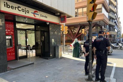 Mossos d'Esquadra a l'oficina bancària de la rambla Ferran de Lleida que ha estat atracada per un home amb un ganivet.