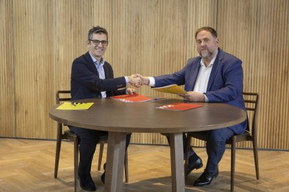 El president d'ERC, Oriol Junqueras, i el ministre de la Presidència en funcions, Fèlix Bolaños, aquest dijous a Barcelona.