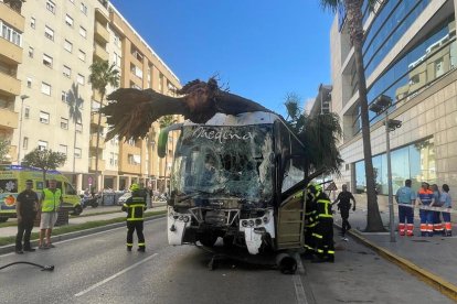 Imatge de com ha quedat l'autobús després de l'accident.