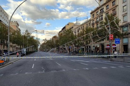 Rètol d'il·luminació nadalenca caigut a la cruïlla de la Gran Via de les Corts Catalanes amb el passeig de Gràcia de Barcelona.