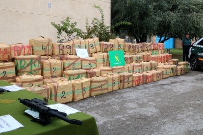 4,5 toneladas de hachís y armas largas intervenidas por la Guardia Civil en Vallcarca, a la costa del Garraf.