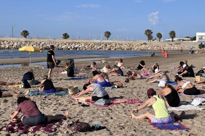 Foto de archivo de una clase de gimnasia de mantenimiento en la playa de la Paella.