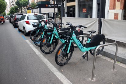 Imatge d'arxiu de la flota de bicicletes elèctriques de l'empresa Tier Mobility a Tarragona.