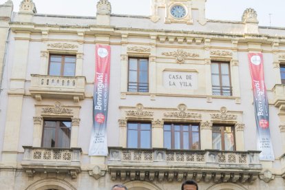 La regidora de Cultura, Laia Castells, amb els representats de la Comissió Xiquets de Valls, ahir.