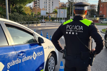 Imatge d'arxiu d'un agent de la Guàrdia Urbana de Reus durant un contol de seguretat viària.