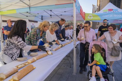 Tarraconenses y tarraconenses disfrutan del Brazo de Santa Tecla en plaza Corsini.