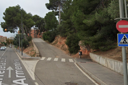 Imatge de l'accés a l'avinguda Puig i Valls des de la carretera de Sant Pere i Sant Pau.