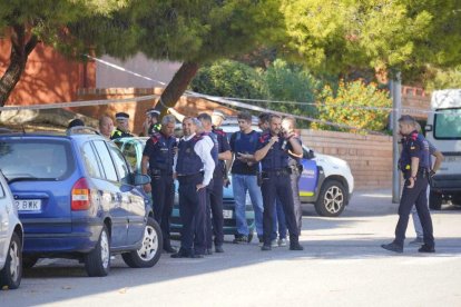 Diversos agents dels Mossos al lloc on s'han produït els fets.