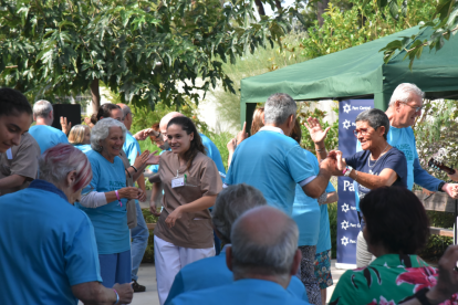 Organitzadors i usuaris del dos centres, ahir, durant la festa celebrada ahir.